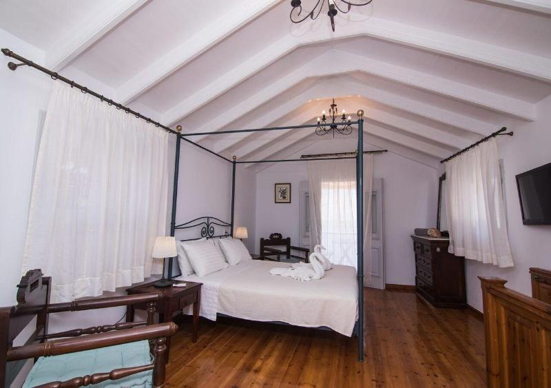 Niriides Hotel Apartments Symi Bagian luar foto